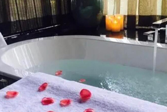 天津和平区水疗池中的失重冥想：当身体学会漂浮